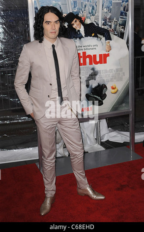 Russell Brand im Ankunftsbereich für ARTHUR Premiere, The Ziegfeld Theatre, New York, NY 5. April 2011. Foto von: Kristin Callahan/Everett Collection Stockfoto