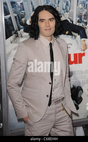 Russell Brand im Ankunftsbereich für ARTHUR Premiere, The Ziegfeld Theatre, New York, NY 5. April 2011. Foto von: Kristin Callahan/Everett Collection Stockfoto