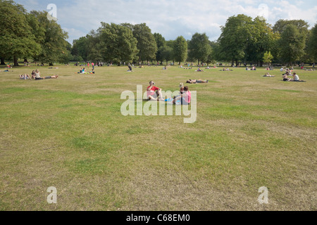 Menschen genießen die Sonne im Greenwich Park, London, UK Stockfoto