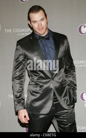 Kellan Lutz in Anwesenheit für NYE Grand Opening Dinner und JAY-Z und Coldplay Konzert Ankünfte, The Cosmopolitan of Las Vegas, Las Vegas, NV 31. Dezember 2010. Foto von: James Atoa/Everett Collection Stockfoto