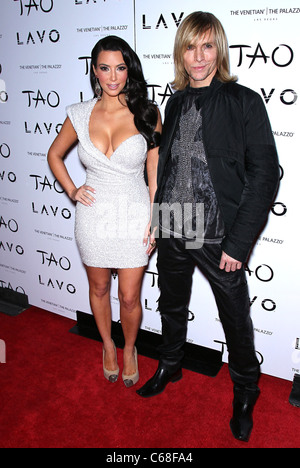 Kim Kardashian, Marc Bouwer in Anwesenheit für TAO New Year Eve Party, TAO Nachtclub The Venetian Resort-Hotel und Casino, Las Vegas, NV 31. Dezember 2010. Foto von: MORA/Everett Collection Stockfoto