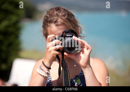 Teenager-Mädchen mit Kamera auf Urlaub in Frankreich Stockfoto
