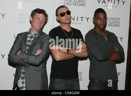 Michael Ross, Adam Royer, Leroy Garrett im Ankunftsbereich für MTVs The Real World: Las Vegas Premiere Party, Hard Rock Hotel and Casino, Las Vegas, NV 5. März 2011. Foto von: James Atoa/Everett Collection Stockfoto