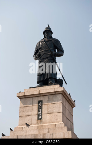 Statue von Admiral Yi Sonne-Shin im Yongdusan Park, Busan, Südkorea Stockfoto