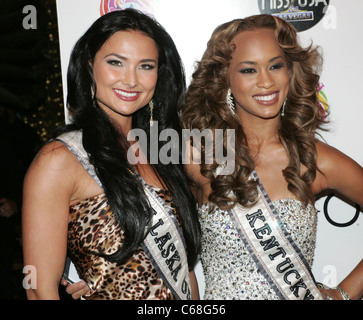 Miss Alaska USA, Jessica Chuckran, Miss Kentucky USA, Kia Hampton im Ankunftsbereich für Miss USA Teilnehmer bei TAO Nachtclub präsentiert von Kandy Wrapper, TAO Nachtclub The Venetian Resort Hotel and Casino, Las Vegas, NV 9. Juni 2011. Foto von: James Atoa/Everett Collection Stockfoto