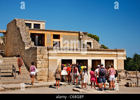 Eine Gruppe von Touristen warten, geben in den Saal des Thrones in der minoische Palast von Knossos, Heraklion, Kreta, Griechenland Stockfoto