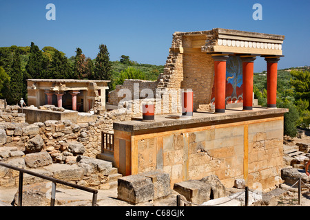 Teilansicht der minoische Palast von Knossos mit charakteristischen Säulen und ein Fresko eines Stiers hinter. Kreta, Griechenland Stockfoto