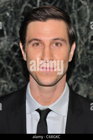 Pablo Schreiber im Ankunftsbereich für LIGHTS OUT Serie Premiere am FX, Hudson Theater, New York, NY 5. Januar 2011. Foto von: Gregorio T. Binuya/Everett Collection Stockfoto