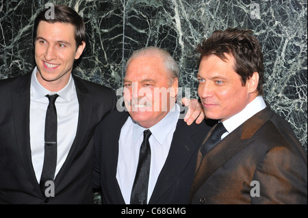 Pablo Schreiber, Stacy Keach, Holt McCallany im Ankunftsbereich für LIGHTS OUT Serie Premiere am FX, Hudson Theater, New York, NY 5. Januar 2011. Foto von: Gregorio T. Binuya/Everett Collection Stockfoto