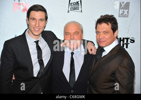 Pablo Schreiber, Stacy Keach, Holt McCallany im Ankunftsbereich für LIGHTS OUT Serie Premiere am FX, Hudson Theater, New York, NY 5. Januar 2011. Foto von: Gregorio T. Binuya/Everett Collection Stockfoto