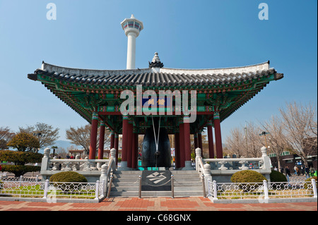 Bell-Pavillon im Yongdusan Park, Busan, Südkorea Stockfoto