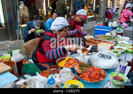 Street Food Marktstände im Bereich Nampo-Dong von Busan, Südkorea Stockfoto