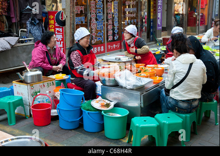 Street Food Marktstände im Bereich Nampo-Dong von Busan, Südkorea Stockfoto