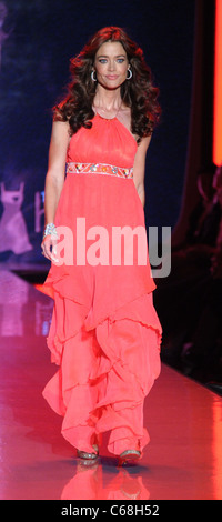 Denise Richards in Anwesenheit für die 2011 Herzen Wahrheit Red Dress Collection Fashion Show, Lincoln Center, New York, NY-Februar Stockfoto