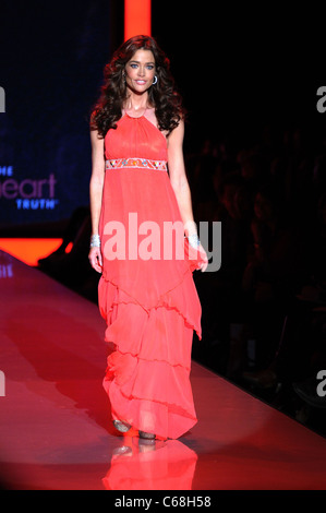 Denise Richards in Anwesenheit für die 2011 Herzen Wahrheit Red Dress Collection Fashion Show, Lincoln Center, New York, NY-Februar Stockfoto