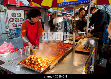 Street Food Marktstand im Bereich Nampo-Dong von Busan, Südkorea Stockfoto