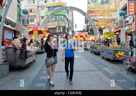 Street Food Marktstände im Bereich Nampo-Dong von Busan, Südkorea Stockfoto