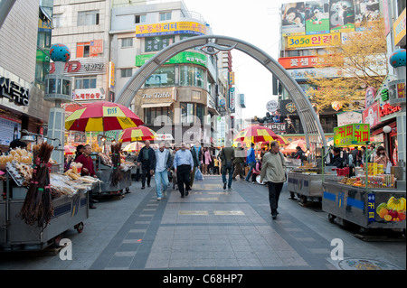 Street Food Marktstände im Bereich Nampo-Dong von Busan, Südkorea Stockfoto