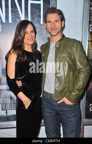 Eric Bana (R), Rebecca Gleeson im Ankunftsbereich für HANNA Premiere, Regal Union Square Stadium 14 Theater, New York, NY 6. April 2011. Foto von: Gregorio T. Binuya/Everett Collection Stockfoto