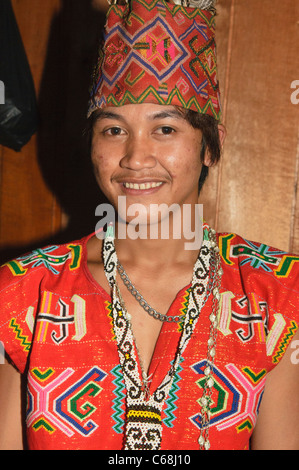 IBAN-Mann in traditionellen Hornbill Kostüm am Nanga Sumpa Langhaus in Sarawak, Borneo, Malaysia Stockfoto