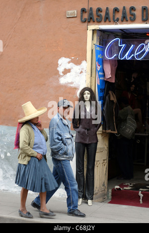 Einheimische in der Innenstadt. Cajamarca, Peru, Südamerika Stockfoto