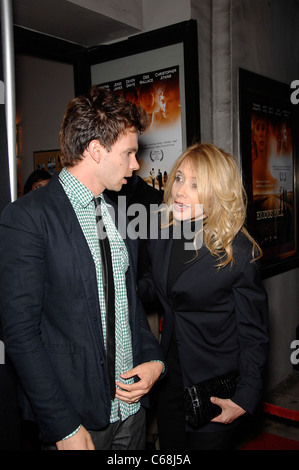 Devon Graye, Rosanna Arquette im Ankunftsbereich für EXODUS Herbst Premiere, Laemmle es Music Hall Theatre, Los Angeles, CA 6. April 2011. Foto von: Michael Germana/Everett Collection Stockfoto