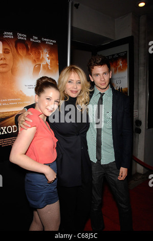 Adrien Finkel, Rosanna Arquette, Devon Graye im Ankunftsbereich Premiere für EXODUS Herbst, Laemmle es Music Hall Theatre, Los Angeles, CA 6. April 2011. Foto von: Michael Germana/Everett Collection Stockfoto