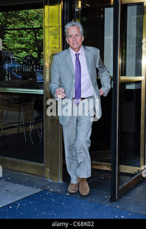 Michael Douglas, verlässt Restaurant unterwegs für Promi-Schnappschüsse - Mo, Marea, New York, NY 9. Mai 2011. Foto von: Ray Tamarra/Everett Collection Stockfoto