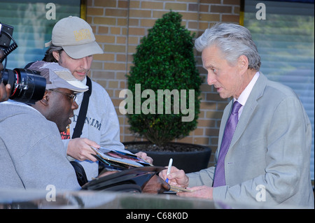 Michael Douglas, verlässt Restaurant unterwegs für Promi-Schnappschüsse - Mo, Marea, New York, NY 9. Mai 2011. Foto von: Ray Tamarra/Everett Collection Stockfoto