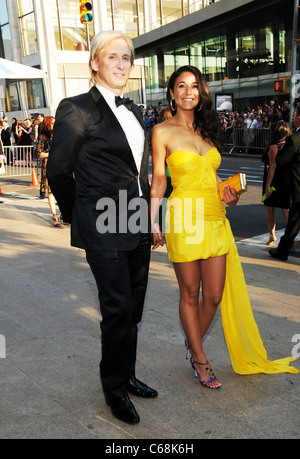 David Meister, Emmanuelle Chriqui im Ankunftsbereich für 2011 CFDA Fashion Awards, Alice Tully Hall im Lincoln Center, New York, NY 6. Juni 2011. Foto von: Desiree Navarro/Everett Collection Stockfoto