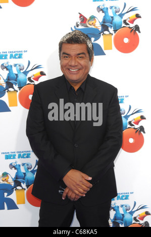 George Lopez im Ankunftsbereich für RIO Premiere, Graumans Chinese Theatre, Los Angeles, CA 10. April 2011. Foto von: Elizabeth Goodenough/Everett Collection Stockfoto