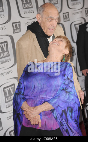 Abe Vigoda, Cloris Leachman in Anwesenheit für TV Land Awards 2011, Javits Center, New York, NY 10. April 2011. Foto von: Kristin Callahan/Everett Collection Stockfoto