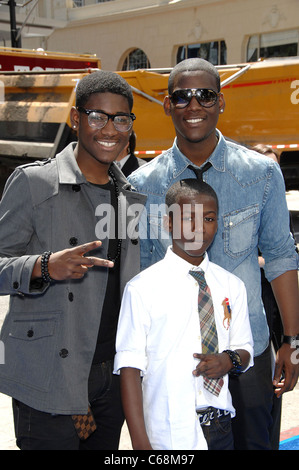 Kwame Boateng, Kwesi Boakye, Kofi Siriboe im Ankunftsbereich für RIO Premiere, Graumans Chinese Theatre, Los Angeles, CA 10. April 2011. Foto von: Michael Germana/Everett Collection Stockfoto