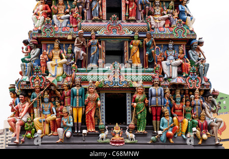 Bemalte Figuren auf den Eingang Gopuram Turm, Sri Mariamman Temple, South Bridge Road, Chinatown, Singapur Stockfoto