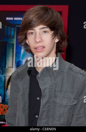 Jimmy Bennett im Ankunftsbereich für MARS braucht MOMS Premiere, El Capitan Theatre, Los Angeles, CA 6. März 2011. Foto von: Emiley Schweich/Everett Collection Stockfoto