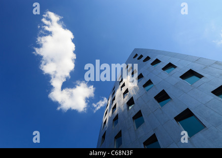 Eine Wolke spiegelt sich in Edelstahl Form der Gehry-Tower in Hannover, Deutschland, entworfen von dem Architekten Frank Gehry. Stockfoto