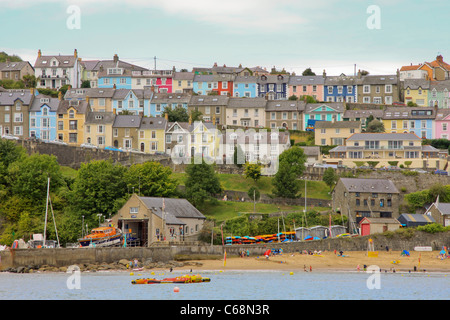 Reihen von bunten Häusern mit Blick auf das Meer in New Quay, Wales Stockfoto