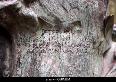 Inschrift auf der Peter Pan Statue im Egmont Park in Brüssel. Feld "Beschreibung" für die englische Übersetzung zu sehen. Stockfoto