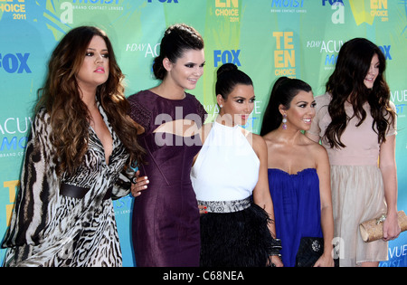 KHLOE KARDASHIAN KENDALL JENNER KIM KARDASHIAN KYLIE JENNER KOURTNEY KARDASHIAN TEEN CHOICE 2011 ANKÜNFTE LOS ANGELES CALIF Stockfoto