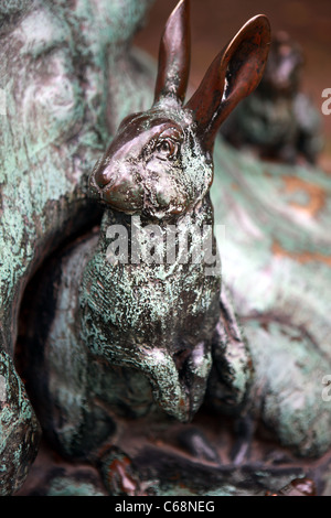 Bronze Kaninchen auf der Peter Pan Statue im Egmont Park in Brüssel Stockfoto