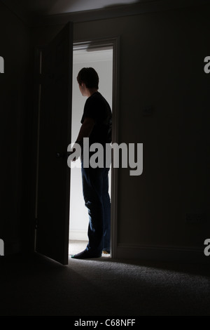 Silhouette eines Mannes verlassen eines dunklen Raumes. Stockfoto