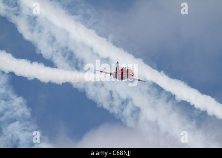 Red 4 von der Royal Air Force Red Arrows-Anzeige an der Bristol International Balloon Fiesta. Ashton Gericht, August 2011. Stockfoto