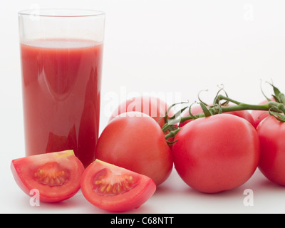 Ein Glas Tomatensaft, Lebenswege Stück Strauchtomaten | ein Glas Tomaten Saft, außerdem sind Busch Tomaten Stockfoto