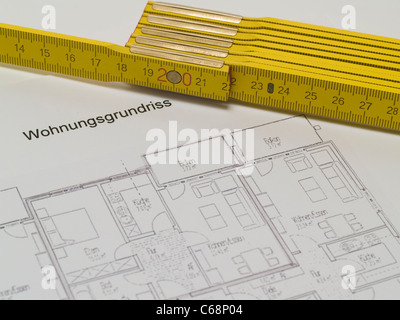 Wohnungsgrundriss Und Ein Gelber Zollstock | Grundriss und eine gelbe Faltung Regel Stockfoto