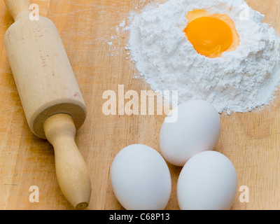 Nudelholz, Mehl Und Eier | Nudelholz, Mehl und Eiern Stockfoto