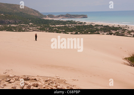 Blick über Sanddünen Patara, Mittelmeer, mit Person auf einer Düne, Patara, Türkei Stockfoto