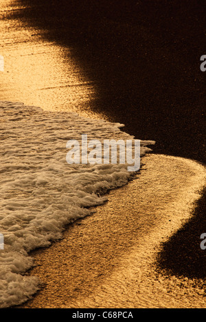 Wellen brechen sich am Strand Stockfoto