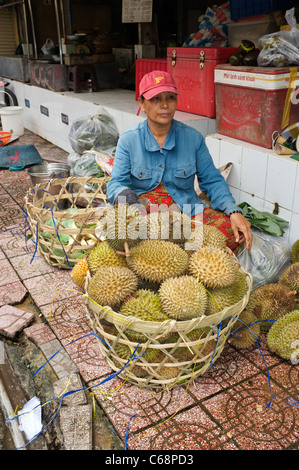 Anbieter mit Durian und Litschis in Ben-Thanh-Markt in Ho Chi Minh Stadt, Saigon, Vietnam Stockfoto