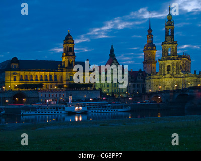 Blick über die Elbe, die Katholische Hofkirche, Hausmanns Turmtor Georgen und Staendehouse, Dresden, Sachsen, Deutschland Stockfoto