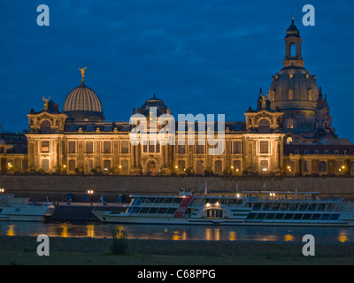 Blick über die Elbe auf Brühlschens Terrasse, Frauenkirche und Akademie der Künste, Dresden, Sachsen, Deutschland, Europa Stockfoto